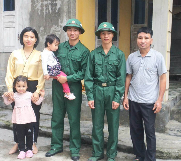 Niềm vui của hai anh em sinh đôi tình nguyện nhập ngũ